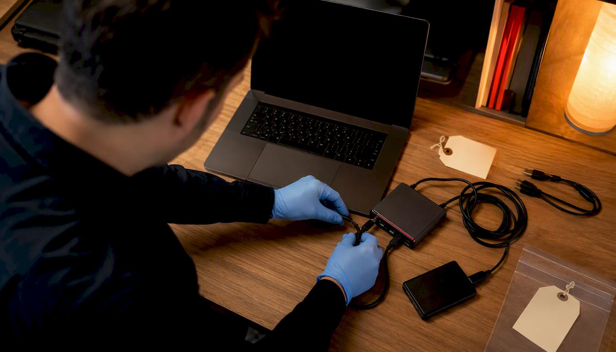 Forensic imaging device setup in server room